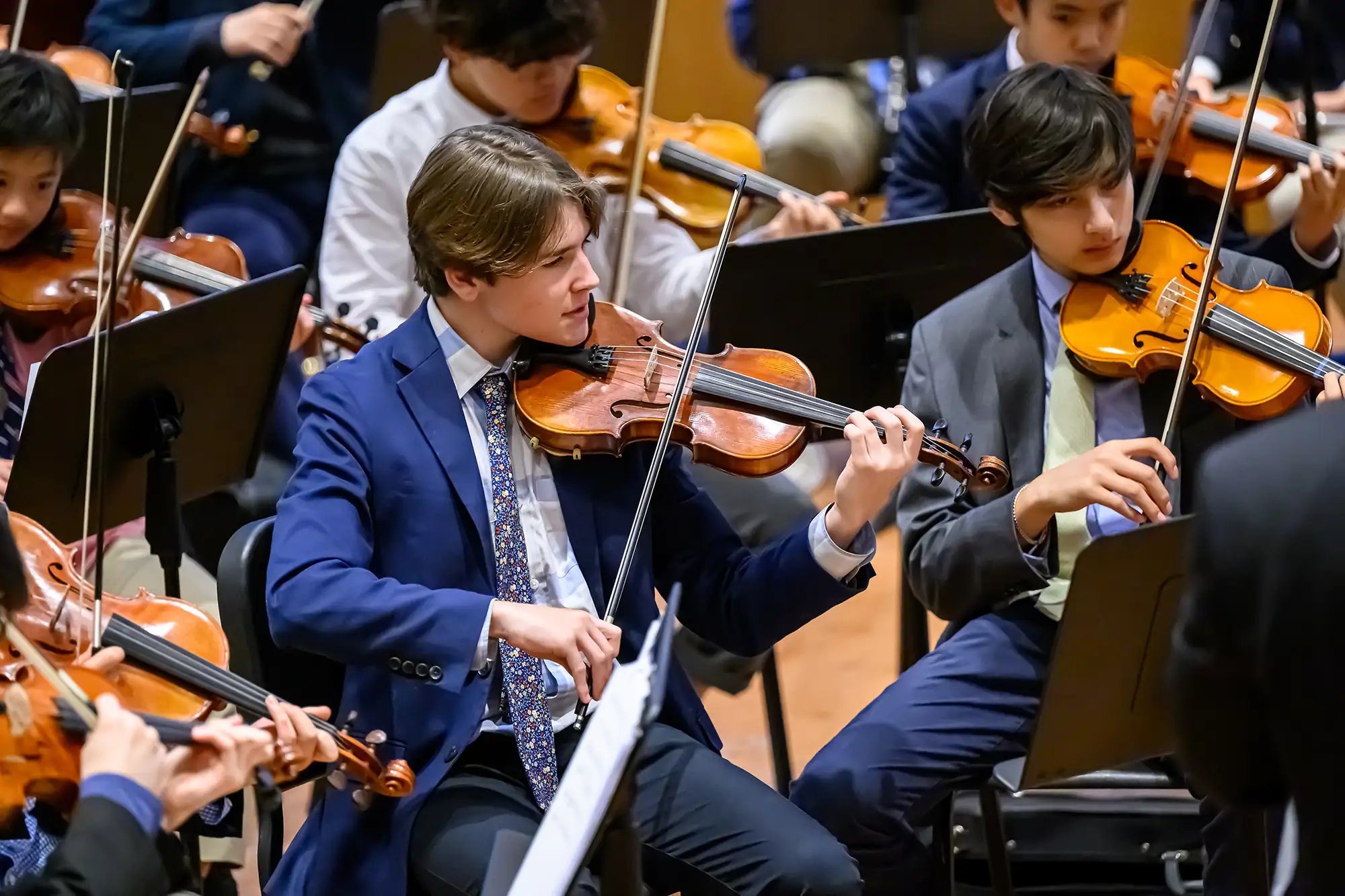 Студенти грають в оркестрі в Центрі мистецтв Вільяма Р. Елферса