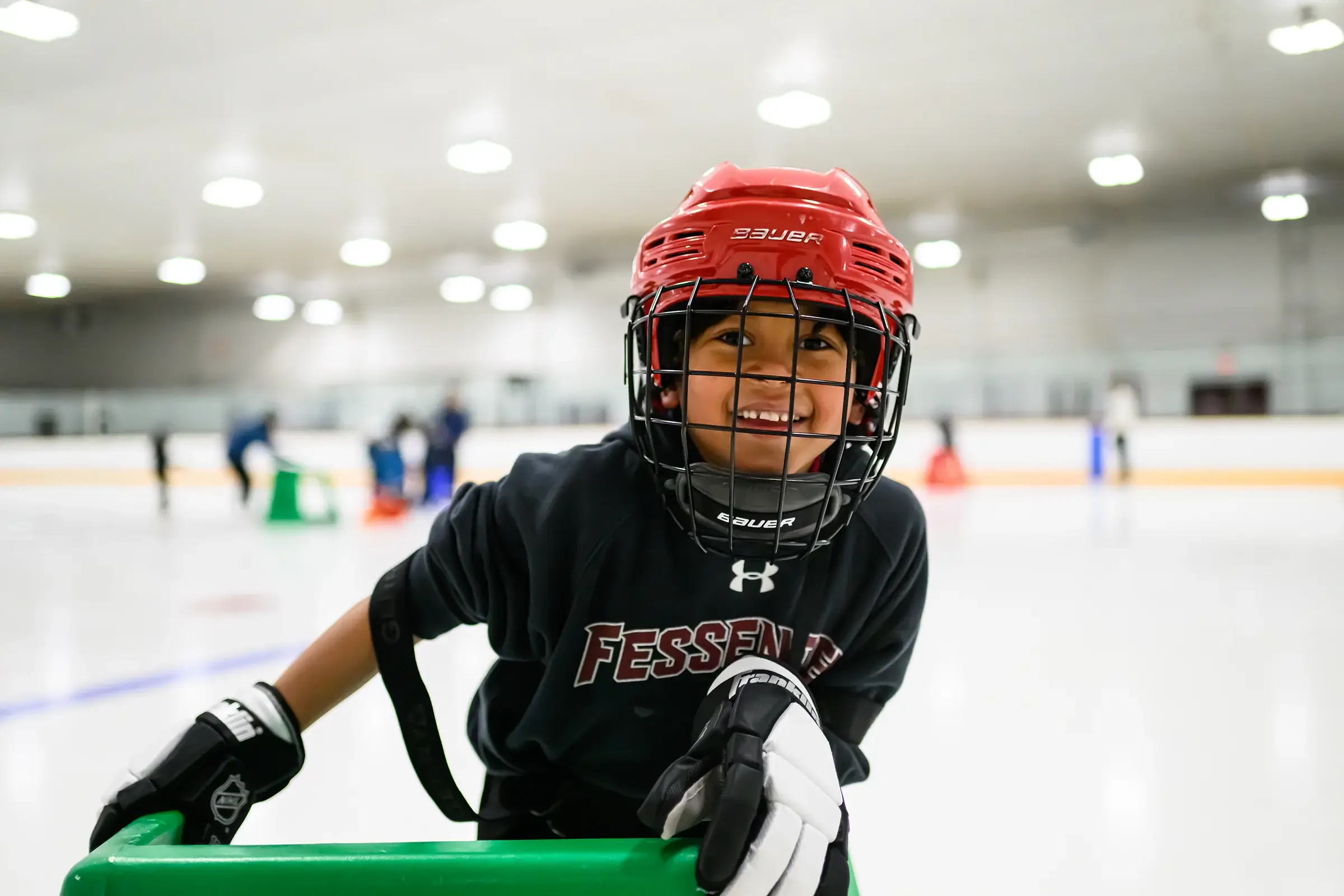 Хлопчик у хокейній масці посміхається